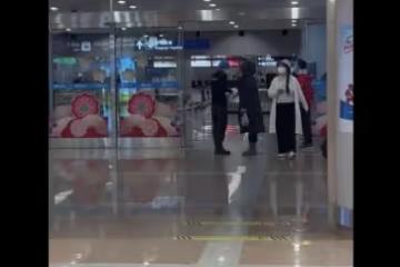 16歲李嫣寒假回國,李亞鵬分享接機視頻,感慨女兒怎麼這麼好看