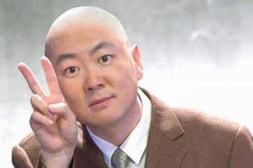 曾上舞台18次,因錯說一句話被喊索賠1億,現53歲成街頭商演!