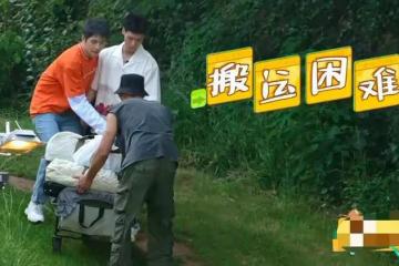 當紅小鮮肉參加綜藝，物資直接扔下山，滿身肌肉千萬片酬盡顯敷衍