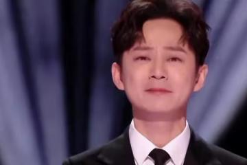 何炅父親離世在台上哭了，謝娜給他送擁抱，眼角也飽含熱淚