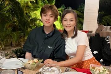 何音陪兒子加拿大跨年，母子同框似姐弟，20歲黃博遠五官像黃志忠
