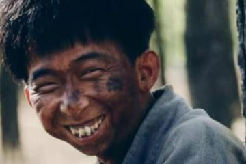 他從丑角逆襲成著名導演,今身價過10億,娶漂亮妻子成人生贏家