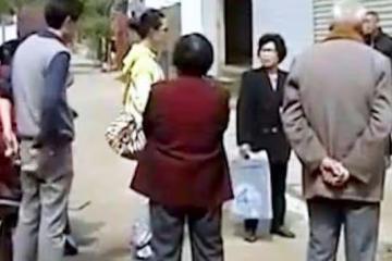65歲大爺早年喪妻,邂逅愛情後遭女兒反對,他不惜跳樓威脅