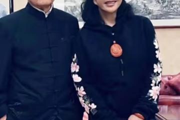 劉曉慶罕與富豪老公同框，80歲王曉玉老態龍鍾，女方站姿拘束疏遠