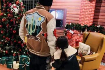 周杰倫新年帶妻兒逛街，7歲小周周為家人拍照，牽手爸爸身高矚目