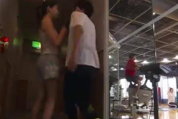男友在健身房上班，意外出現發現我被綠了，她們在這裡差一張床