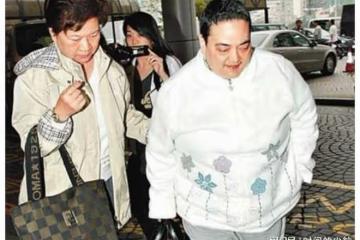 何超雄年輕時原來這麼漂亮,留著金色小卷髮,五官也是十分清秀