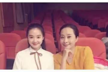因老公突然離世,春晚舞台的笑星消失了,如今已再婚女兒12歲