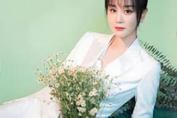 38歲海陸穿深V抹胸裙大秀飽滿身材,氣質優雅,越來越美了