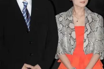 陳凱歌攜妻子現身活動，西裝襯衫依舊飽滿，陳紅老成了倪萍的翻版