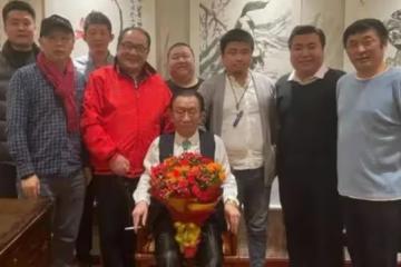 侯耀華過生日現場照片，桌子擺滿昂貴禮物，美女弟子安娜金沒出現