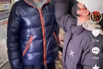 55歲付笛生攜妻子地鐵出行，打扮樸素無人識，任靜緊摟丈夫似少女