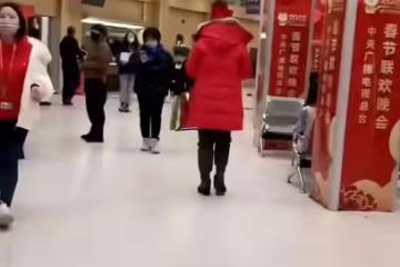 央視春晚後台年味足!理髮室小賣部一應俱全,手機需放盒單獨存放