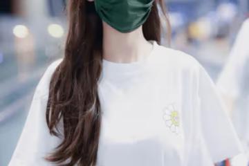 baby機場出行被拍,看到她被關掉濾鏡的腿型,全網都快懵了