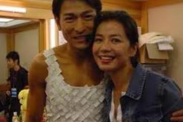 她拒絕成龍與劉德華的追求，為亡夫守寡至今，如今58歲仍氣質脫俗