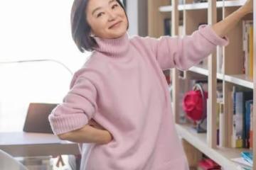 林青霞曬新年美照，書架旁凹造型，詮釋68歲女人的真善美