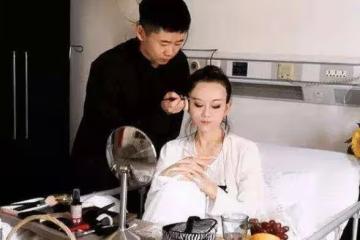 61歲楊麗萍不能自理？生活起居要男助理伺候，網友：現實版「老佛爺」