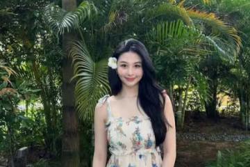 邱淑貞女兒沈月曬美照，穿弔帶裙秀身材，像年輕時的媽媽星味十足
