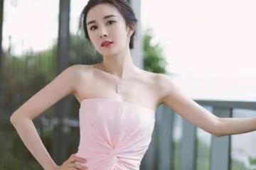 楊冪又現尤物身材,這次大膽挑戰「浴巾裙」,身材真好