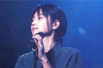 她是顏值最高的女歌手， 一首歌火了27年， 如今已被寫入教科書！