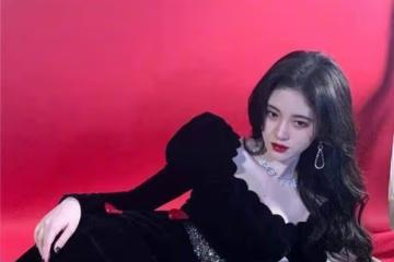 鞠婧禕究竟有多撩人?穿復古絲絨長裙,腰圍細得懷疑人生