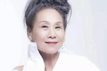 62歲被兒子引導進演藝圈,拍兩部電影票房超85億,如今比兒子還紅