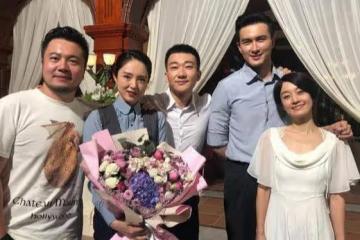女明星曬與兩位''男友''合影，高偉光姿態引熱議，細節看真實關係