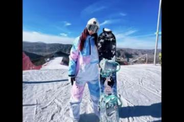 李小璐帶女兒滑雪,10歲甜馨身高快趕上媽媽,360度轉彎動作絲滑