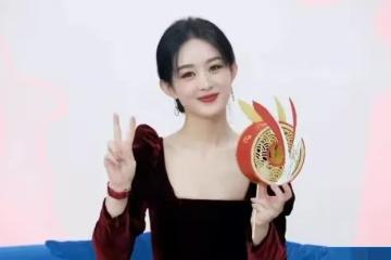 趙麗穎現身品牌直播間，穿件深紅色的連衣裙，狀態真不像生過孩子