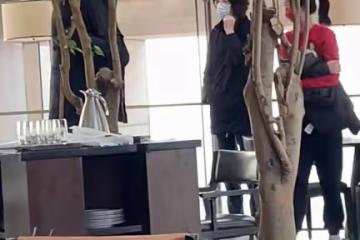 姚明攜妻女出門吃飯，葉莉戴眼鏡顯知性，12歲姚沁蕾身高直逼媽媽