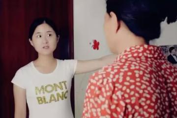 婆婆崴腳，我背她下樓，順手摸一下她口袋：「你這個老不死的」