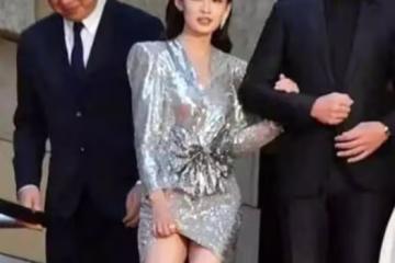 李沁終於對「液體裙」下手了,當她下樓梯時,杜江都不敢直眼看