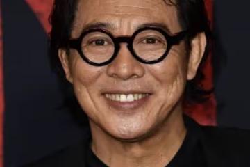 李連杰攜女兒走紅毯,穿黑色西裝戴黑色眼鏡,氣色好了很多!
