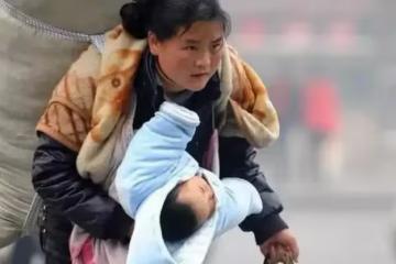 12年前感動中國的「春運媽媽」，如今被人找到了，懷中孩子已離世