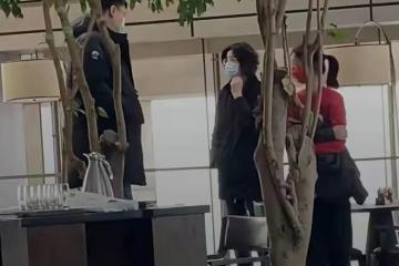 姚明全家現身豪華酒店,12歲女兒姚沁蕾身高近190,網友集體催生