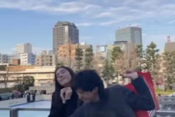 伊能靜兒子放假回台北,和異性逛街手舞足蹈,靠在女生肩頭不避嫌
