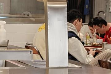 王思聰攜小15歲女友蒼蠅館嗦粉，人均僅消費76元，被贊接地氣