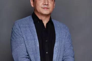 他年近40才演電影，演壞人演到以假亂真，每年都被「抓起來」幾回