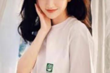 景甜穿白T桖清新可人，雙手托腮宛如鄰家女孩，還是一如既往的美