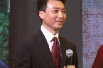 康輝94年主持時的髮型火了，後來康輝解釋：那是我自己吹的
