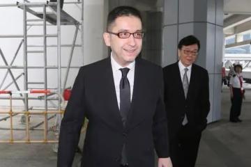 兒子得知生父是舅舅以後，不難過反而很開心，因為舅舅是千億富豪