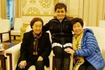 李谷一年紀大了心卻不老，穿金色蕾絲袖連衣裙，身材管理的太好了
