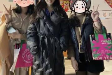 46歲曾黎被偶遇,摘下口罩和路人合影,被贊氣質溫柔狀態好年輕