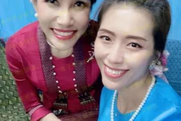 泰王35歲貴妃大變樣，披頭散髮穿「現代裝」，掐腰吐舌頭宛如女王