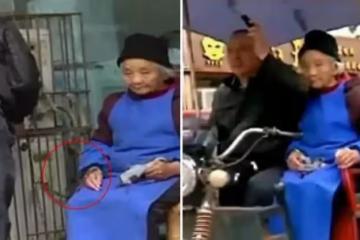 用鐵鍊拴住母親，兒子每天把88歲老母親拴在路邊，卻被人說大孝子，鄰居揭內幕：讓人落淚