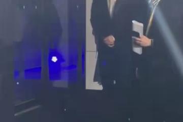 39歲胡歌出席活動,被安排和模特互動,對方穿著大膽時尚顯尷尬