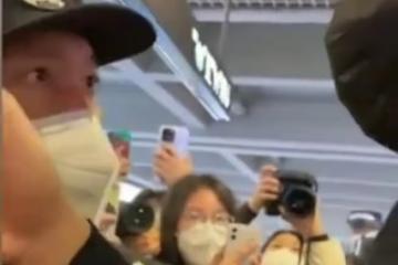 加拿大籍藝人余景天現身機場造擁堵,警察讓其離開,反遭粉絲推搡