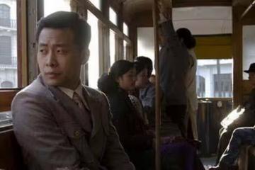 因太醜跑10年龍套,被女友拋棄後,開百萬豪車娶央視主持人為妻