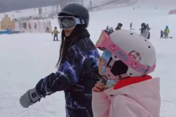 李小璐曬甜馨滑雪視頻，為其重金聘請私人教練，此前被曝鮮肉戀情