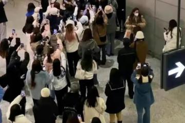 余景天:造成機場擁堵被警察勸離,粉絲們網暴現場安保要其丟工作